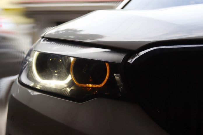 Repair lampu DRL mobil