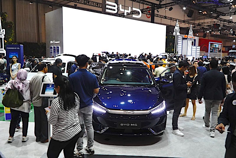 Beli BYD M6 di GIIAS 2024