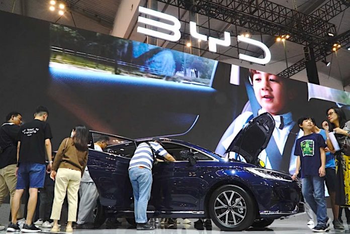 Beli BYD M6 di GIIAS 2024