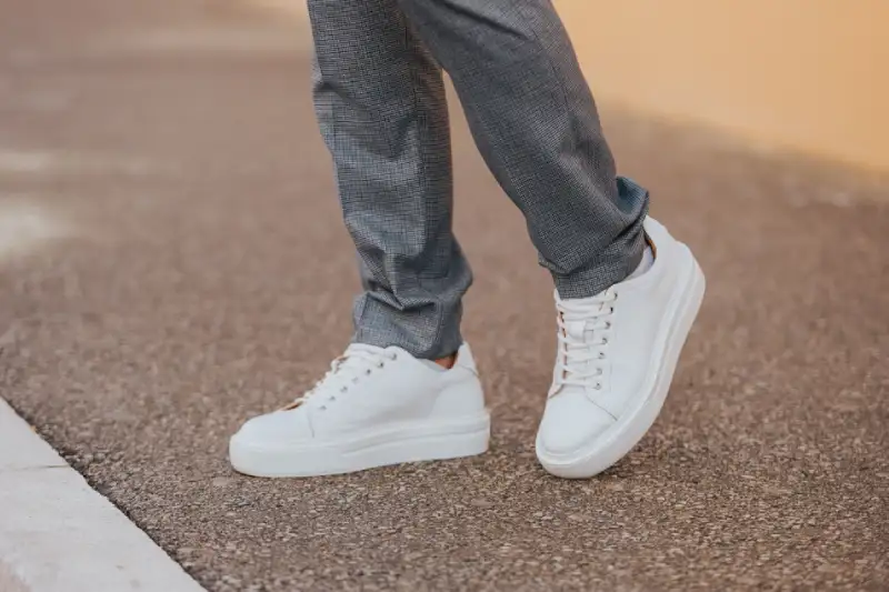 Sepatu Putih Pria