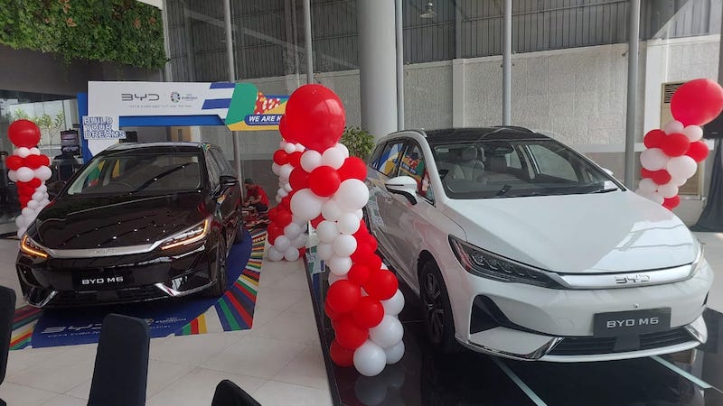 BYD M6 diperkenalkan pada pengunjung diler BYD Haka Auto Cibubur