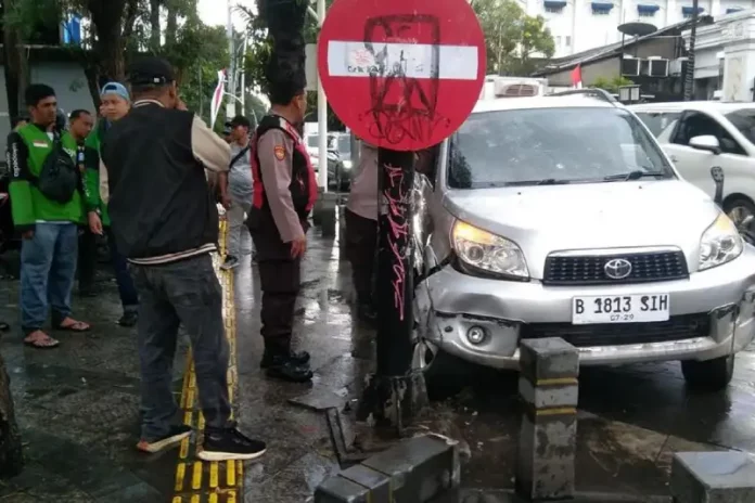 bocah 9 tahun bawa mobil