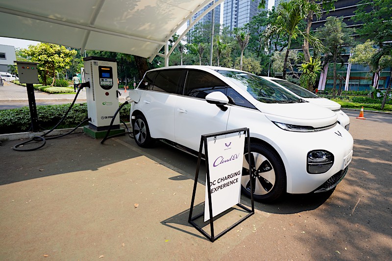 Proses charging WUling Cloud EV