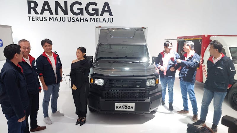 Dian Satro Pilih Toyota Hilux Rangga