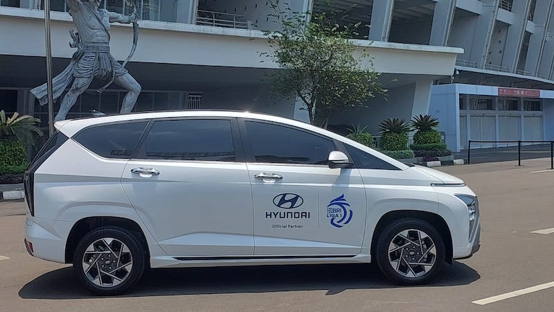 Hyundai Stargazer resmi menjadi Official Vehicle Partner Liga 1 musim 2024/2025