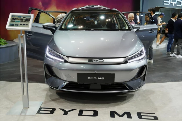 BYD M6