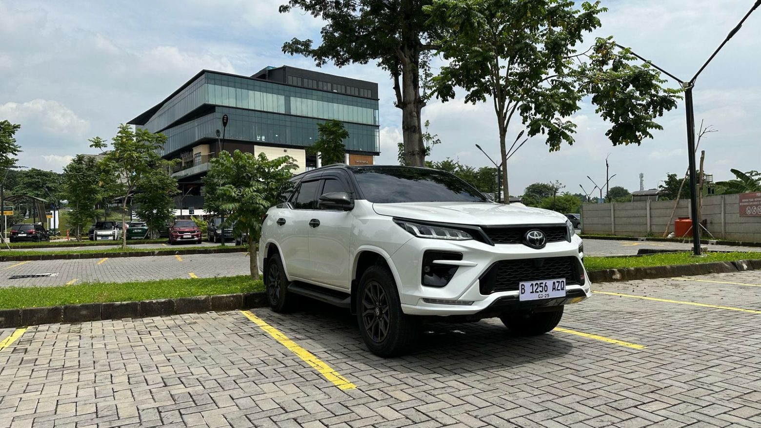 Exterior Fortuner GRS