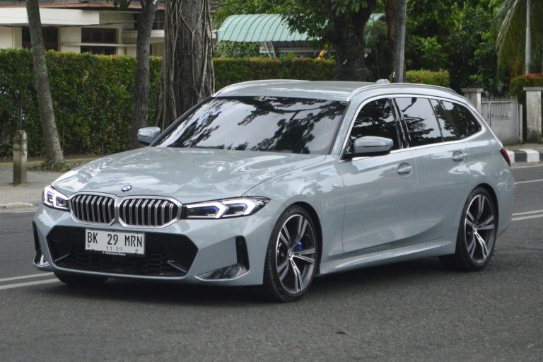 Review BMW 3 Series Sedan 2026, Simak Spesifikasi Mesin dan Detail Variannya!