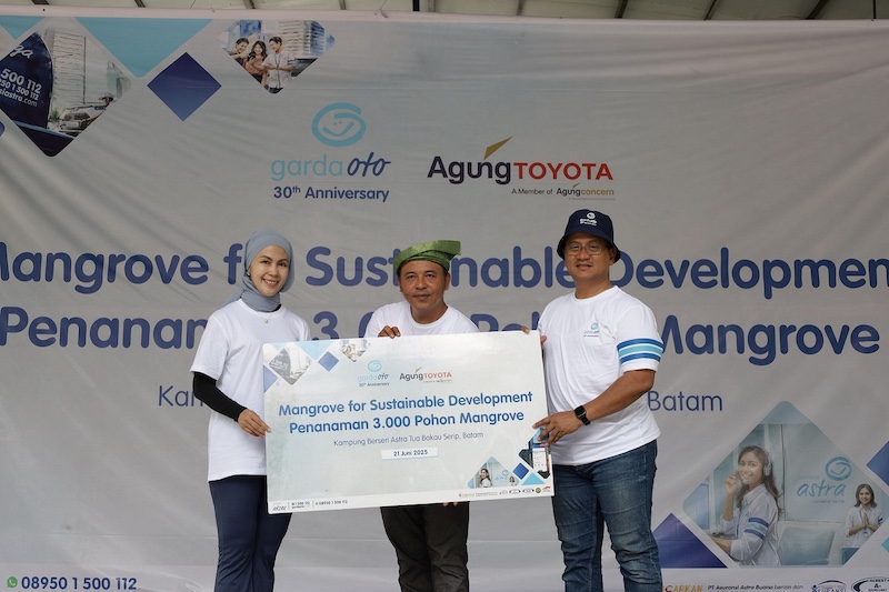 Garda Oto Tanam 3.000 Pohon Mangrove