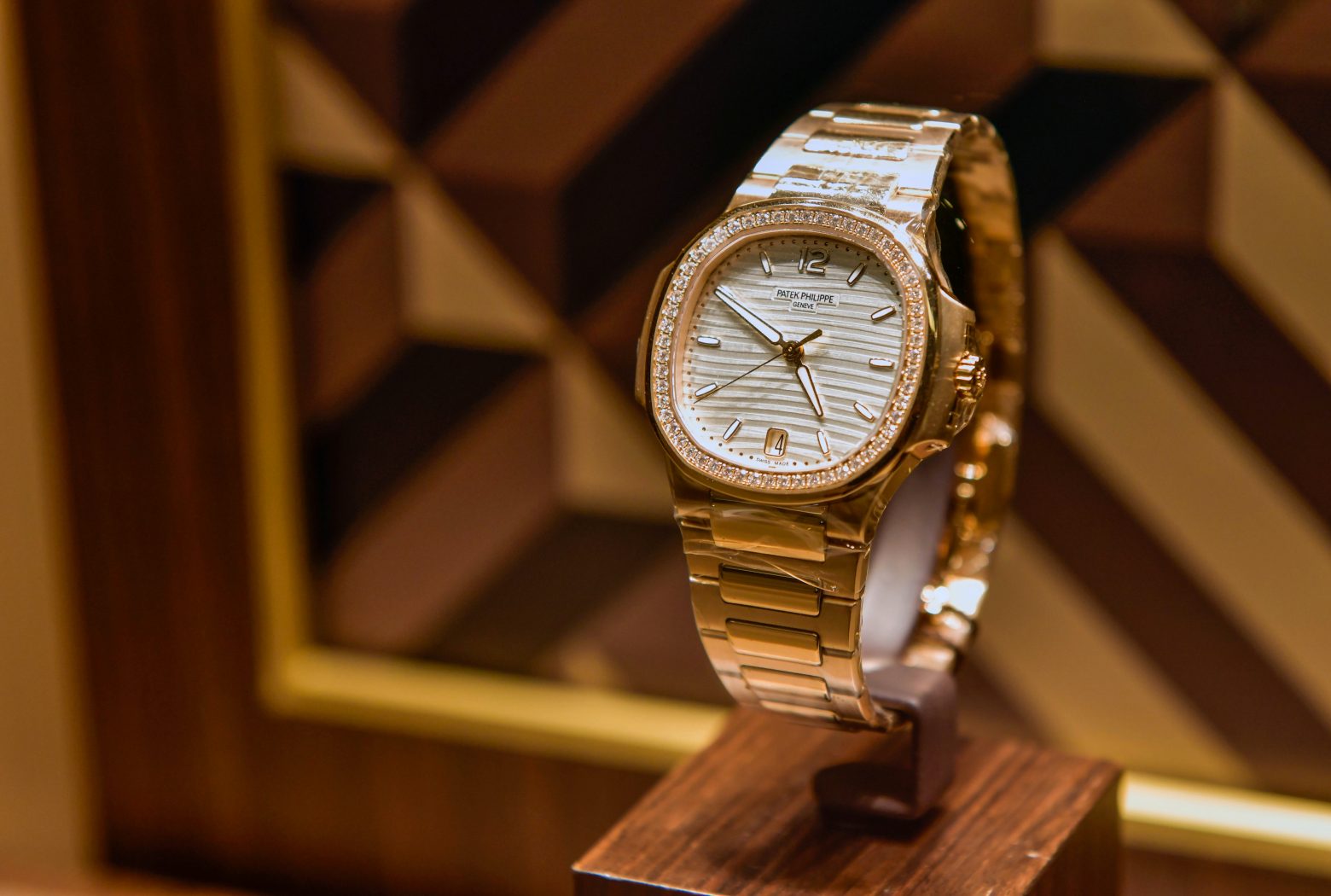 Jam branded Patek Philippe
