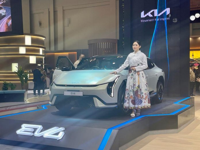 kia-ev4-giias-2025-exterior-futuristik