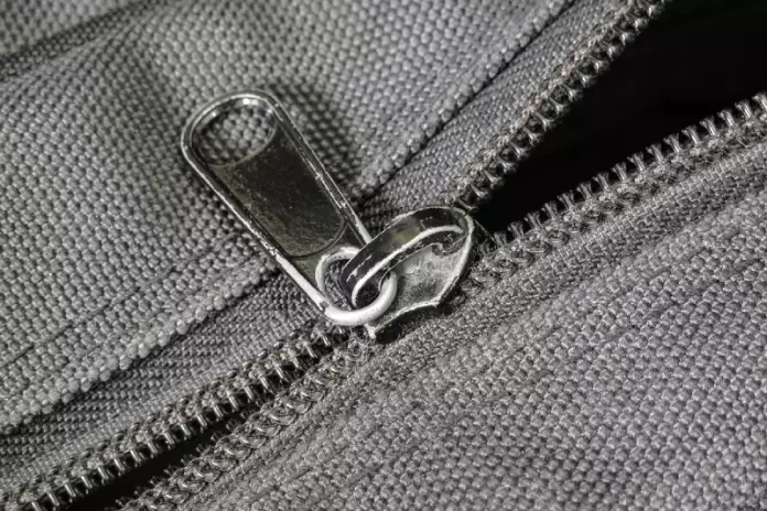 cara memperbaiki resleting tas yang tidak mau menyatu