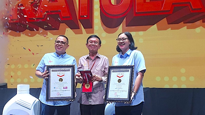 Astra Otoparts dan Shell Indonesia Pecahkan Rekor MURI Ganti Oli Serentak Terbanyak