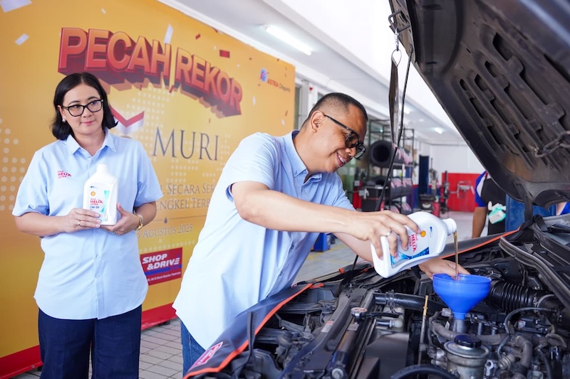 Astra Otoparts dan Shell Indonesia Pecahkan Rekor MURI Ganti Oli Serentak Terbanyak