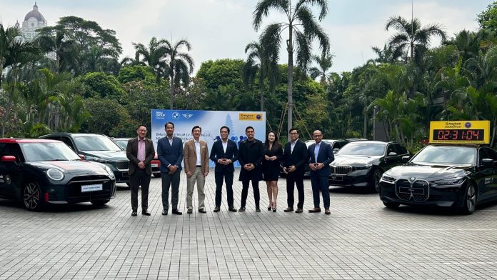 BMW Dukung Maybank Marathon 2025 Sebagai Sustainable Mobility Partner dengan Hadirkan 23 Kendaraan BMW & MINI BMW Maybank Marathon Handover Ceremony