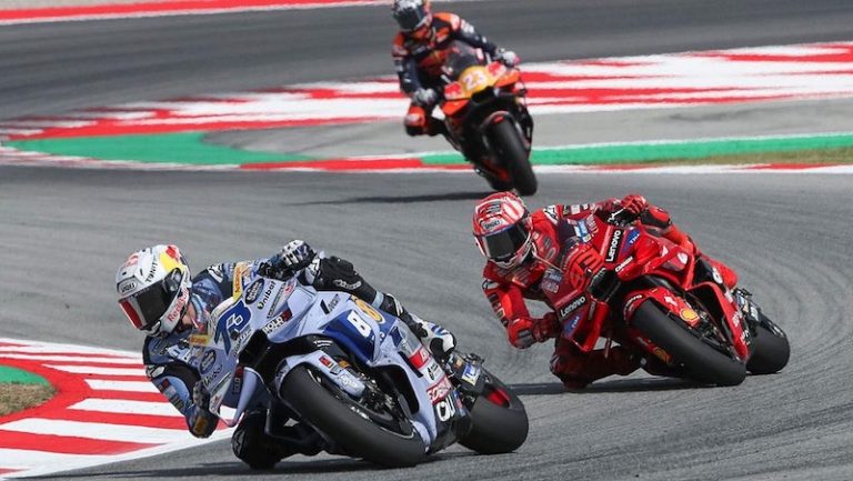 Alex Márquez Bungkam ‘Sang Kakak’ di MotoGP Catalan 2025 Alex Márquez Bungkam ‘Sang Kakak’ di MotoGP Catalan 2025
