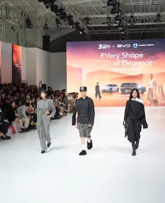 DENZA Ikutan Bersolek di Jakarta Fashion Week 2026, Kolaborasi Elegan antara Teknologi, Mode, dan Keberlanjutan DENZA Jakarta Fashion Week 2026