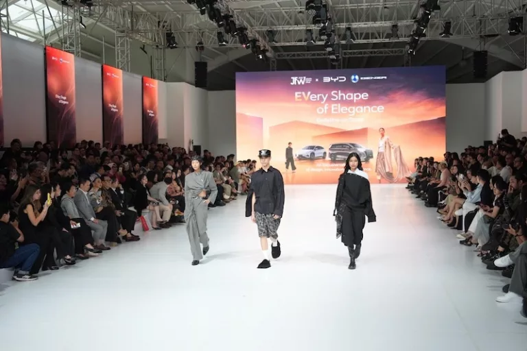 DENZA Ikutan Bersolek di Jakarta Fashion Week 2026, Kolaborasi Elegan antara Teknologi, Mode, dan Keberlanjutan