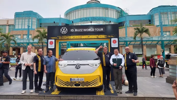 Rainer Zietlow Bersama Volkswagen ID. BUZZ World Tour Tiba di Jakarta Rainer Zietlow Volkswagen ID. BUZZ World Tour