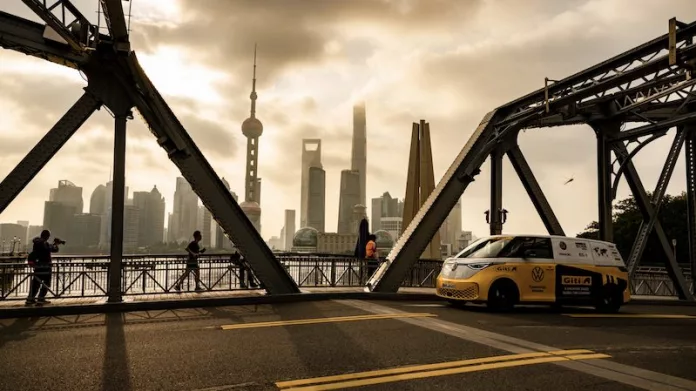 Kisah Epik Pria Jerman Keliling Dunia Pakai Mobil Listrik: Antara Petualangan, Teknologi, dan Sebuah Pulang yang Berbeda Rainer Zietlow Volkswagen ID. BUZZ