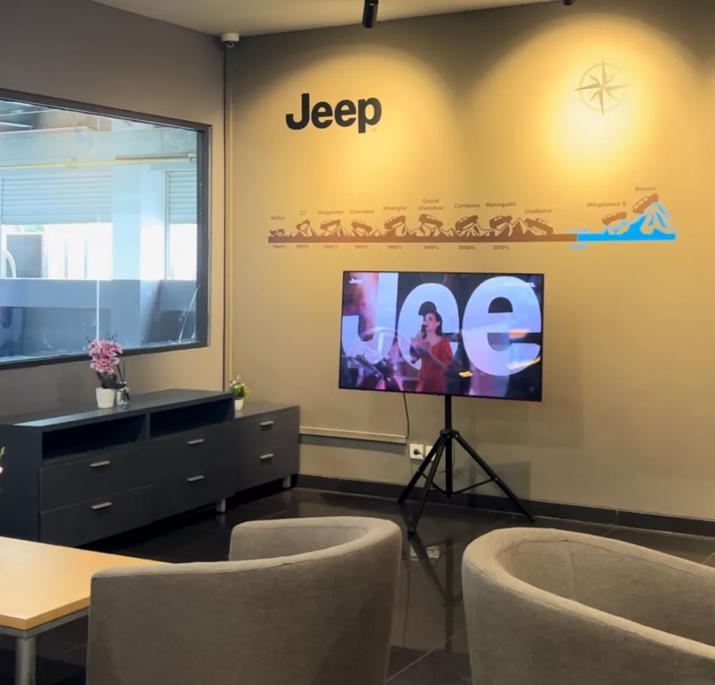 lounge jeep dealer gading serpong
