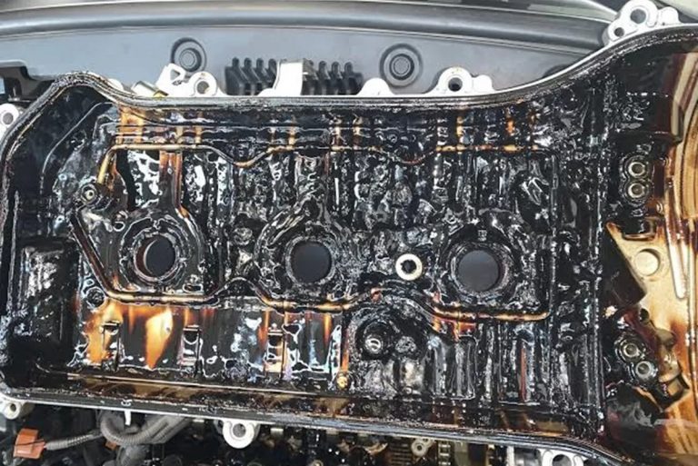 7 Penyebab Oli Mobil Seperti Lumpur di Mesin