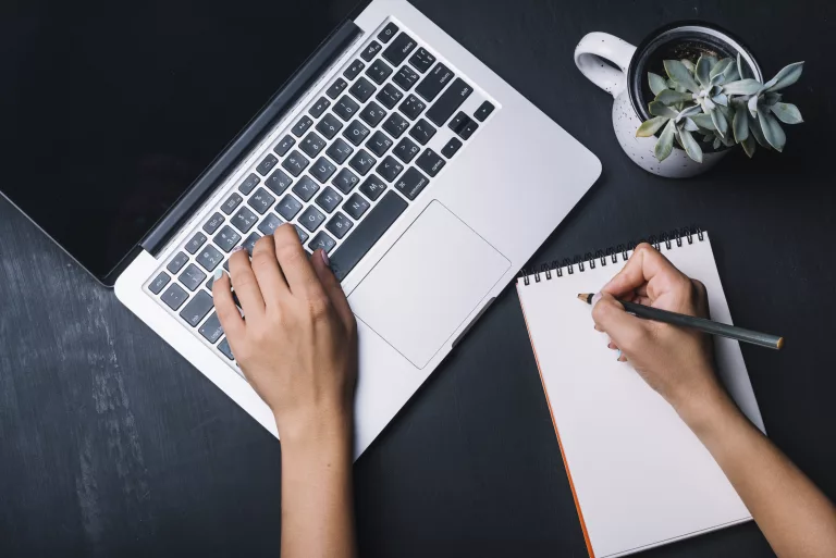 Dua Profesi Tulisan yang Sering Disangka Sama, Yuk Kenali Perbedaan Copywriter dan Content Writer