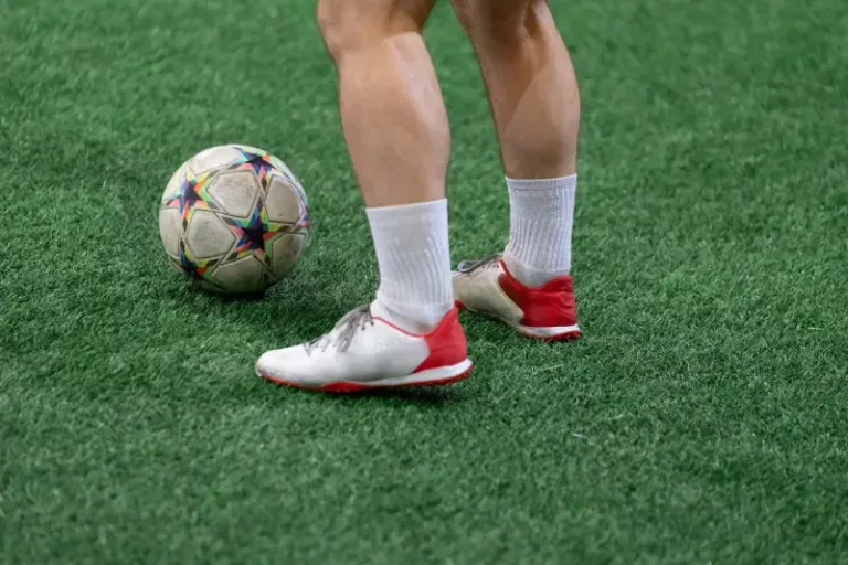 Perbedaan Sepatu Mini Soccer dan Sepatu Futsal yang Wajib Kamu Tahu 