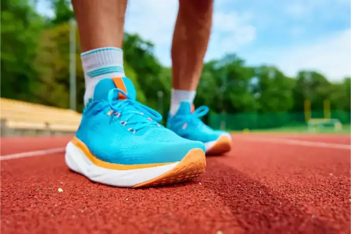 Sepatu lari modern dengan desain ergonomis dan cushioning tebal