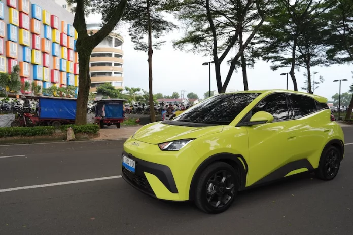 Booth BYD Diserbu Pengunjung di GJAW 2025, ATTO 1 Jadi Favorit Test Drive EV