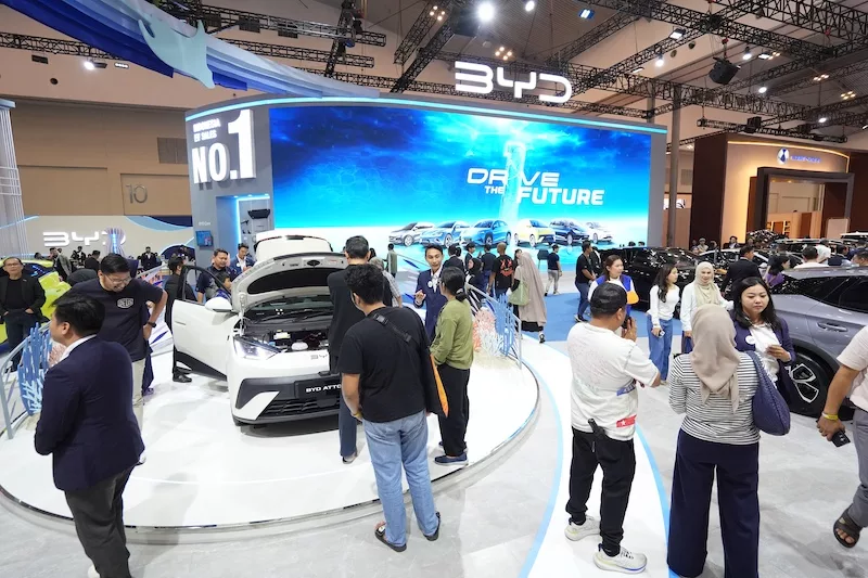 Booth BYD Diserbu Pengunjung di GJAW 2025, ATTO 1 Jadi Favorit Test Drive EV