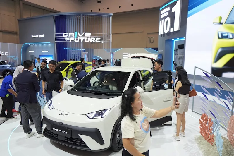 Booth BYD Diserbu Pengunjung di GJAW 2025, ATTO 1 Jadi Favorit Test Drive EV
