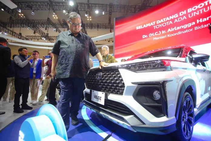 Menko Airlangga Mampir ke Booth Toyota GJAW 2025, Apresiasi Veloz Hybrid EV Menko Airlangga Apresiasi Toyota Veloz Hybrid EV