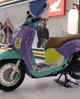 Harga Scoopy 2025 dan Pesaingnya Yamaha Fazzio