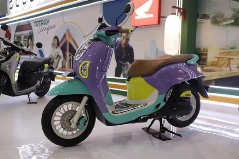 Harga Scoopy 2025 dan Pesaingnya Yamaha Fazzio
