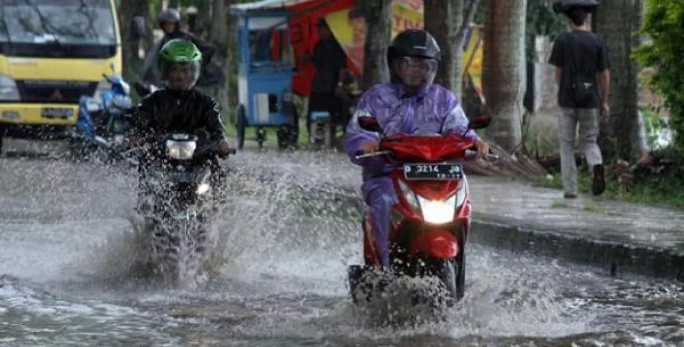 berkendara di musim hujan