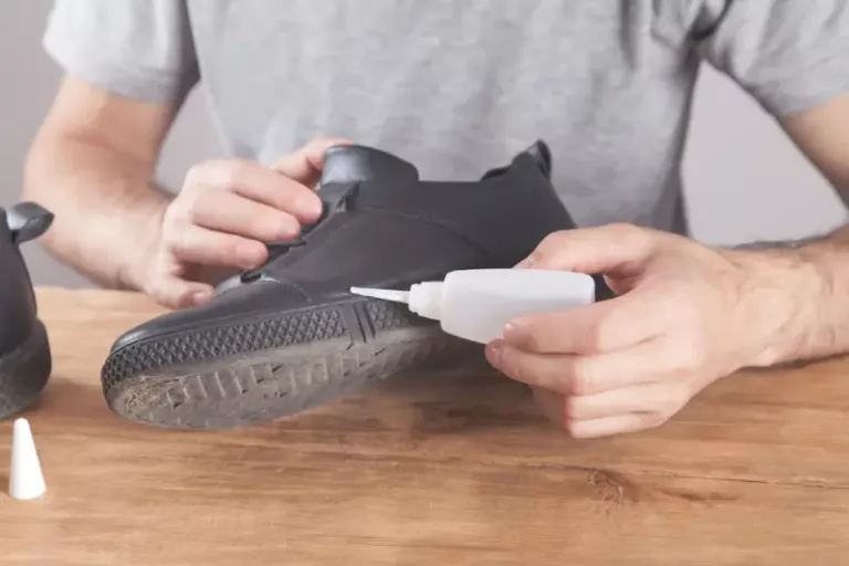 10 Rekomendasi Lem Sepatu Terbaik untuk Semua Jenis Bahan