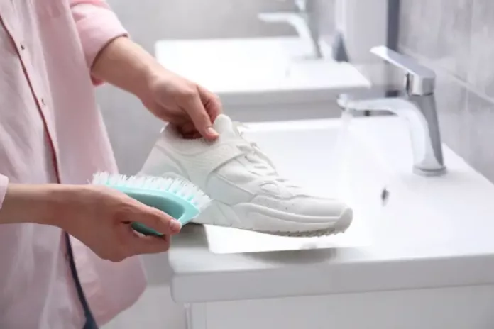 sepatu sneakers