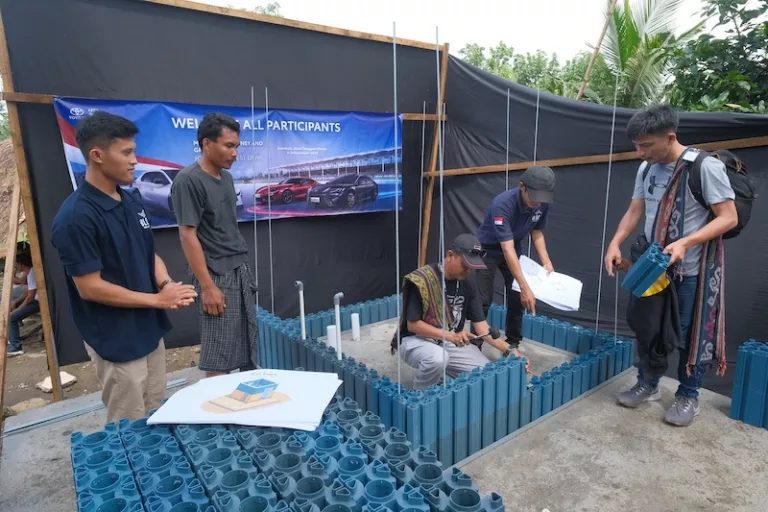 Toyota Indonesia Gandeng Block Solutions Bikin Sanitasi di Desa Wisata Sasak Ende Pakai Batu Bata Berbahan Plastik Daur Ulang