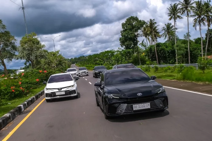 “Menguliti” Performa Hybrid EV Toyota di Kontur Jalan Perbukitan Lombok Uji Performa Hybrid EV Toyota di Lombok