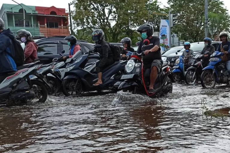 Risiko Motor Terobos Banjir yang Wajib Diketahui