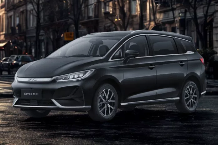 Review BYD M6