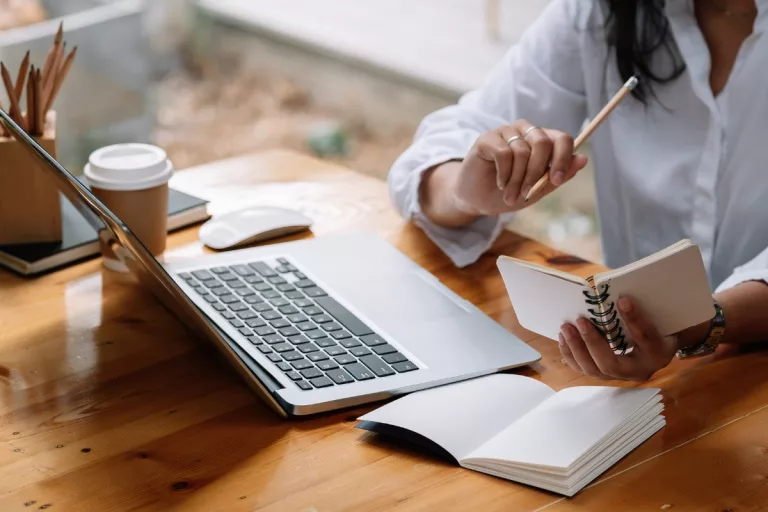 Anti Lemot! 7 Rekomendasi Laptop Untuk Kerja Yang Awet Dipakai 5 Tahun Ke Depan!