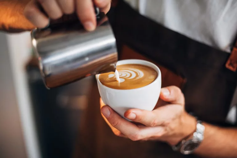 Mau Jadi Barista Profesional? Ini Skill dan Sertifikasi Yang Bikin Gajimu Naik Level!