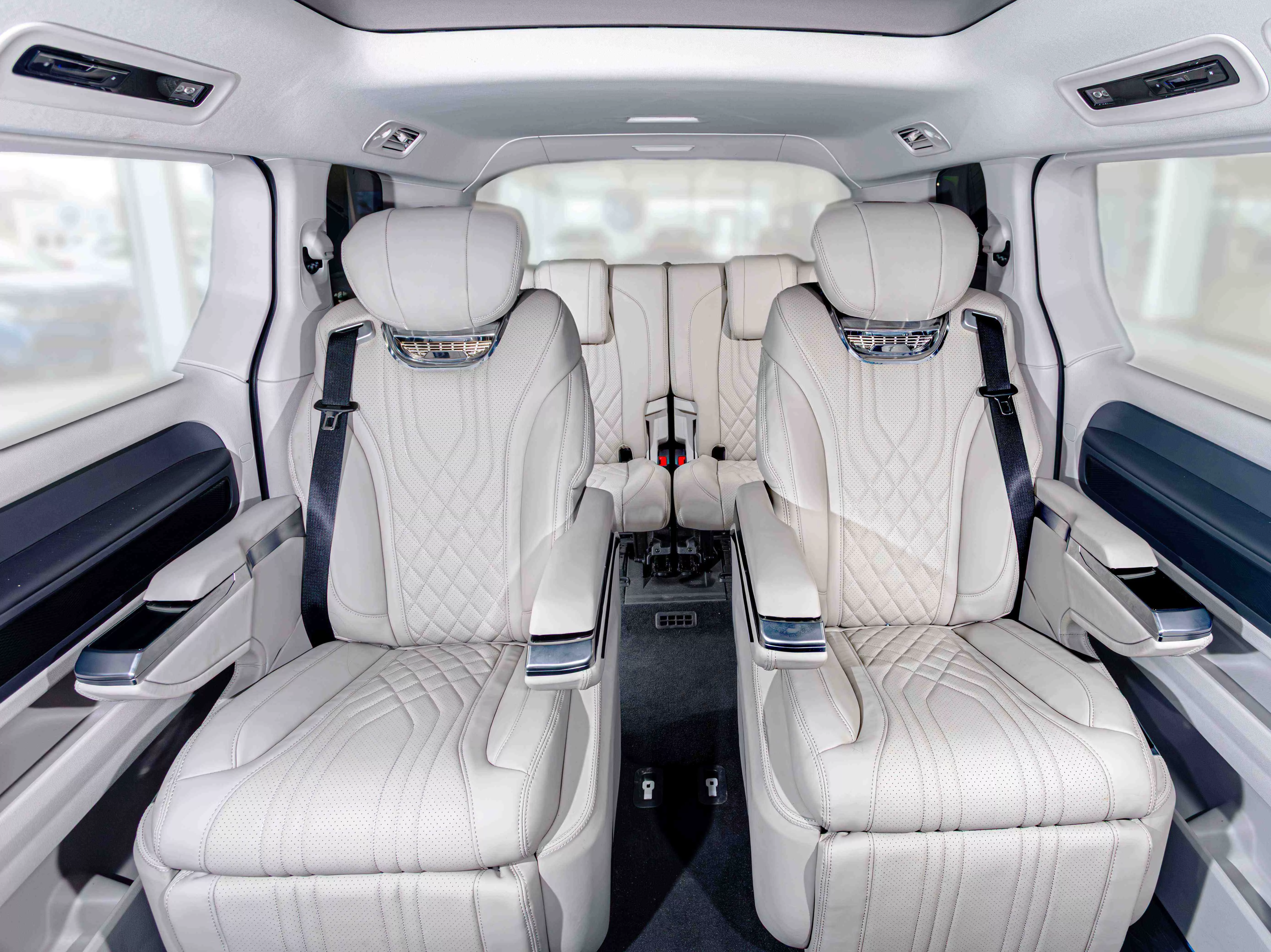 Interior ID. Buzz BOZZ White Signature Edition dengan Advanced BOZZ Seat elektrik