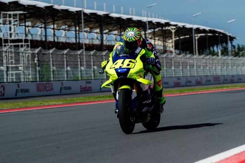 Valentino Rossi Cicipi Aspal Sirkuit Mandalika
