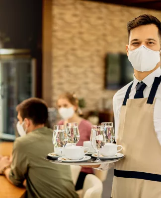 Ingin Jadi Waiter atau Waitress? Simak Gaji, Tugas, Skill, dan Prospek Kariernya