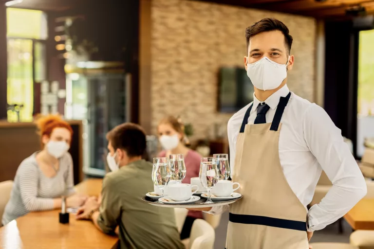 Ingin Jadi Waiter atau Waitress? Simak Gaji, Tugas, Skill, dan Prospek Kariernya