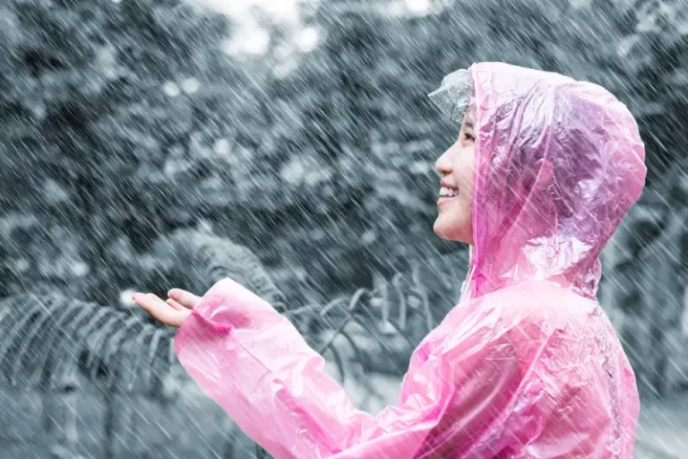 Perbandingan Jas Hujan Plastik vs PVC: Mana yang Lebih Baik?