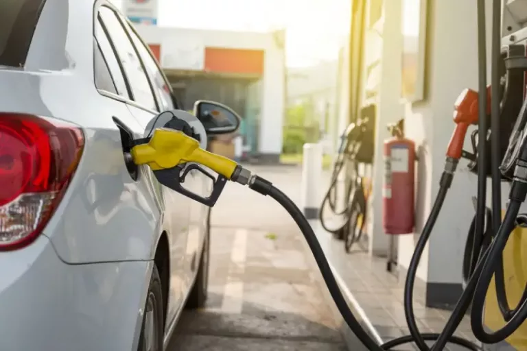 Tujuan Mobil Digoyang Saat Isi Bensin, Perlu atau Tidak?